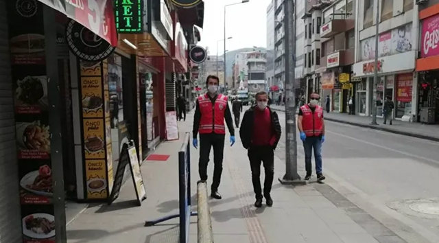 Zonguldak'ta 1.5 metreden yakın yürüyenlere 3 bin 180 lira para cezası - Resim: 0