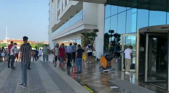 Antalya'ya tatile gelen ailelere büyük şok! Otel önünde mağdur oldular - Resim: 1