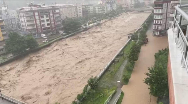 Rize ve Artvin yağmur durdu diye yanılmasın! Prof. Orhan Şen'den 40 saat uyarısı - Resim: 0