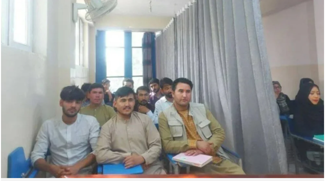 Afganistan'da üniversitede oturma düzeni! Kız-erkek ayrı oturtulup araya perde çekildi - Resim: 1