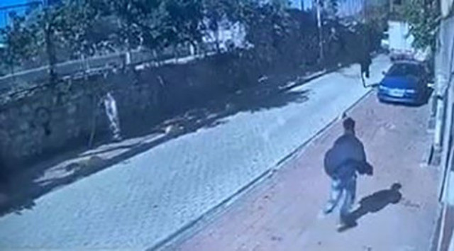 İstanbul'da polise silahlı saldırı! Gece 2 kişiyi öldürdü, öğleyin 2 polisi vurdu kaçış anı kamerada - Resim: 2