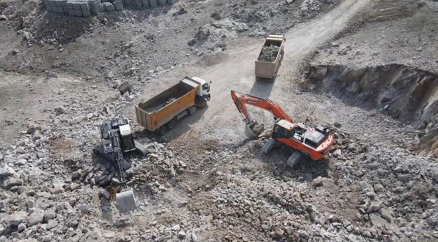 Bakan Kurum duyurdu: Deprem bölgesinde 1800 konut için ilk kazma vuruldu - Resim: 4