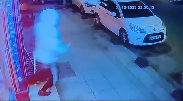 Sultangazi'de esnafın dalgınlığından faydalanıp telefonu çaldı - Resim: 1