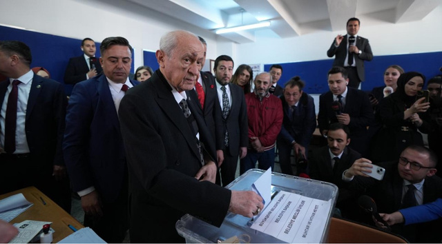 MHP lideri Devlet Bahçeli oyunu kullandı - Resim: 1