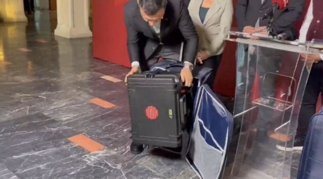 Özgür Çelik canlı yayında İmamoğlu'nun valizleri açarak gösterdi - Resim: 1