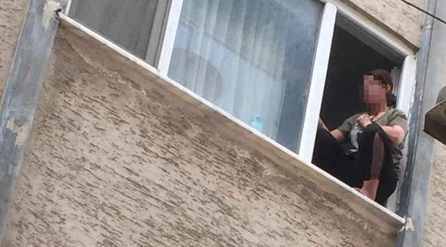 Çıktığı pencerede kendi boğazına bıçak dayadı - Resim: 0