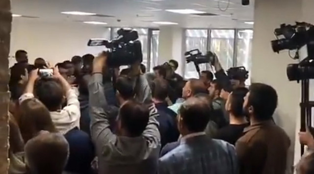 HDP'liler Kayapınar Belediyesi'ni basıp taşkınlık çıkardı polis müdahale etti - Resim: 0