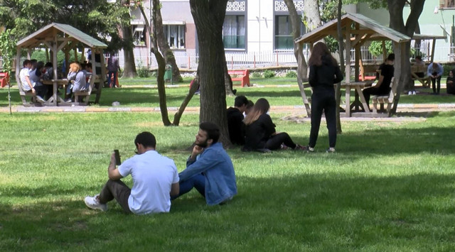 Bayrampaşa'da sokağa çıkan genç: Yürümeyi unutmuştuk - Resim: 0