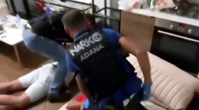 Adana'da şafak vakti narkotik baskını 1 kişi gözaltına alındı - Resim: 0