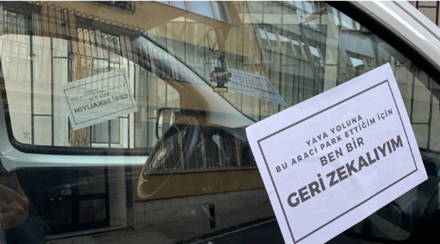 İstanbul'da yeni trend! Yanlış yere park edene hakaretli afiş yapıştırıyorlar - Resim: 0
