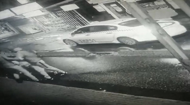 Baba oğul tekme tokat dövdü: Taksicinin gasp oyununu polis bozdu! - Resim: 4