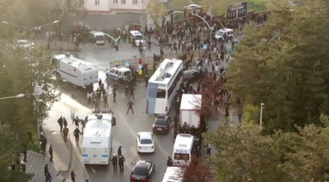 Ekrem İmamoğlu'na Erzurum'da taşlı saldırı! Mitingde olay çıktı: Otobüsün camları kırıldı! - Resim: 7