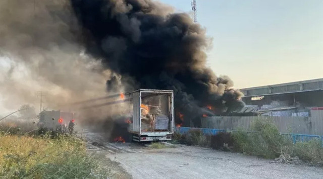 İzmir'de korkutan fabrika yangını! Çok sayıda itfaiye ekibi sevk edildi - Resim: 1