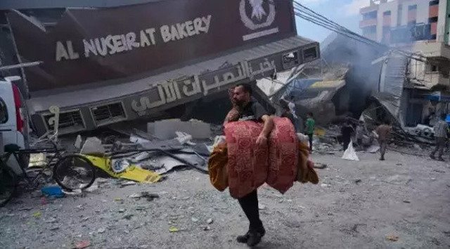 İsrail hastane ve okuldan sonra ekmek kuyruğundaki sivilleri vurdu! Gazze katliamında 13. gün canlı yayın - Resim: 0