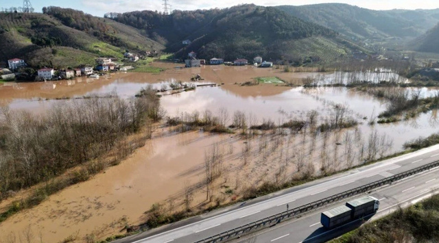Sakarya'yı sel vurdu: Dereler taştı, yollar su altında kaldı - Resim: 2