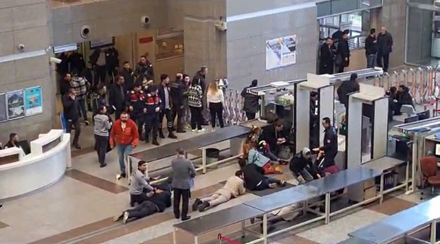 Çağlayan Adliyesi'nde silahlı saldırı! 2 saldırgan öldü, 3'ü polis 6 kişi yaralandı! Bir terörist yaralı yakalandı - Resim: 0