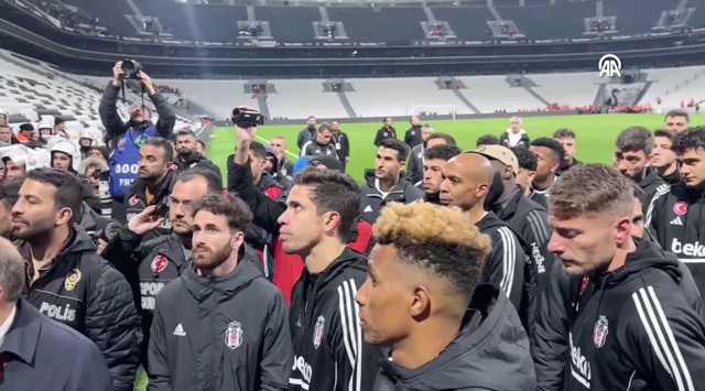 Mağlubiyet sonrası Beşiktaşlı futbolcular stadı terketmeyen taraftardan böyle özür diledi - Resim: 0