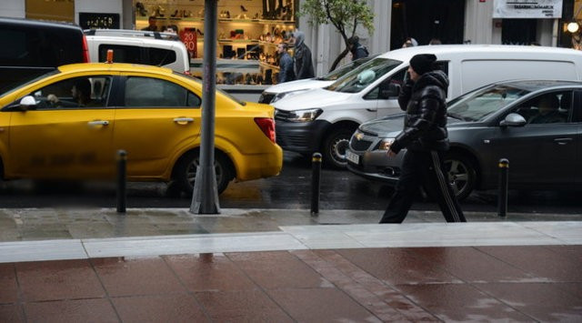 Ünlü oyuncu korna sesine çıldırdı vatandaşlar sakinleştirdi - Resim: 1