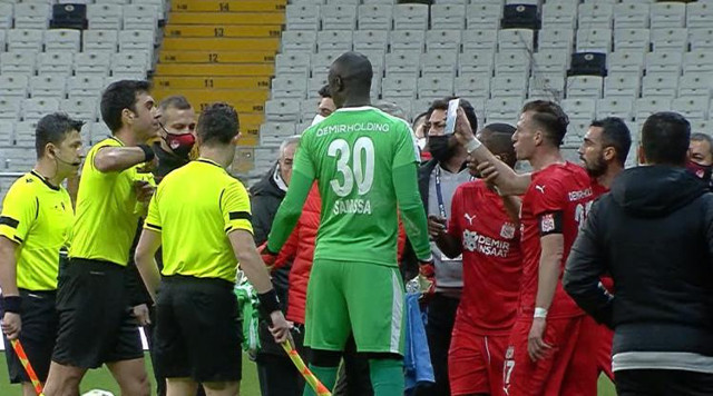 Beşiktaş - Sivasspor maçında Hakan Arslan'ın kırmızı kartı Avrupa'da gündem oldu - Resim: 0