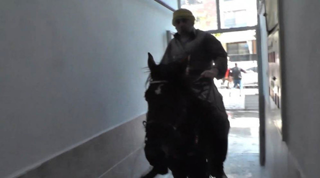 Atıyla daireye çıktı İzmir Bergama'da ilginç görüntüler - Resim: 0