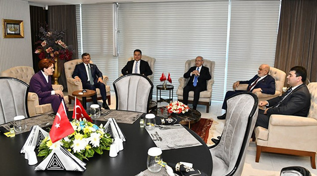 Yalı Çapkını dizisini haman sahnesi bile kurtaramadı ilk bölümden çakıldı - Resim: 2