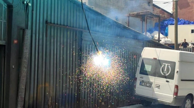 Sultangazi'de panik anları: Elektrik kabloları bomba gibi patladı! - Resim: 0