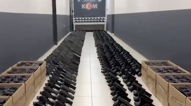 Afyonkarahisar’da silah kaçakçılarına operasyon! 3 zanlı yakalandı, çok sayıda malzeme ele geçirildi - Resim: 0