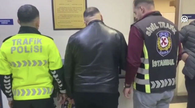 Bakan Yerlikaya duyurdu! Trafikte motosiklet sürücüsüne saldıran kişiler yakalandı - Resim: 0