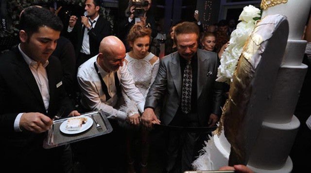 1 yıl rötarlı düğüne ünlüler akın etti - Resim: 1