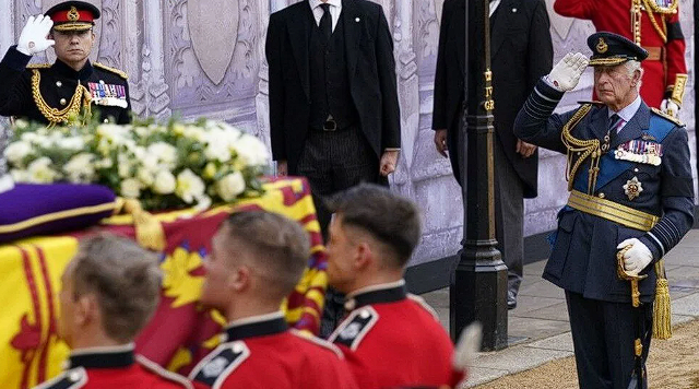 Kraliçe Elizabeth'in tabutu sır dolu! Meghan Markle casus iddiası kıyafetine gizledi! - Resim: 3