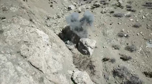 Hakkari'de terör örgütü PKK'ya ait silah ve mühimmat ele geçirildi - Resim: 1