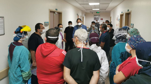 Rezaletin bu kadarı! Hasta yakınları acili bastı - Resim: 1