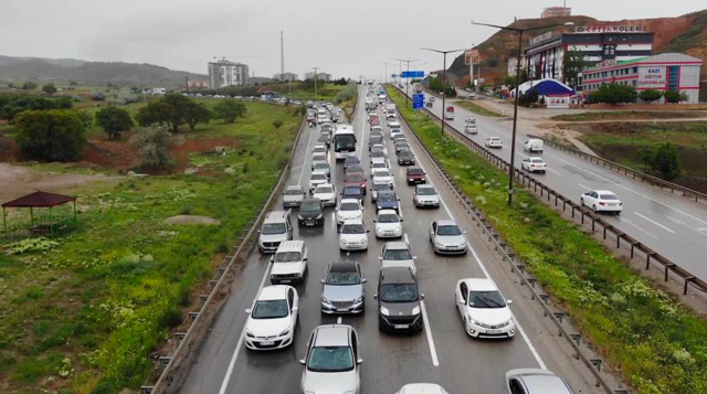 Ramazan Bayramı dönüş trafiği başladı TEM'de kuyruklar uzadı - Resim: 0