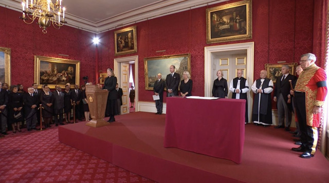 Prens Charles, resmen İngiltere kralı 3. Charles oldu! Taht boşluk kabul etmez tarihte ilk - Resim: 1