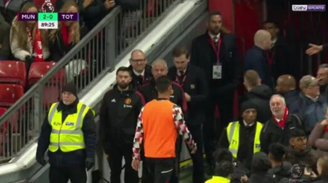 M.United-Tottenham maçında Ronaldo'dan olay hareket! Erik Ten Hag: Yarın ilgileneceğim! - Resim: 0
