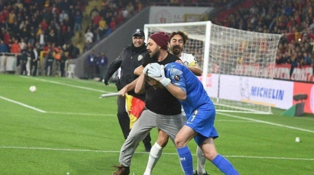 Olaylı Göztepe Altay maçında kafasında korner direği kırılmıştı! Kaleciden saldırgan hakkında flaş karar! - Resim: 3