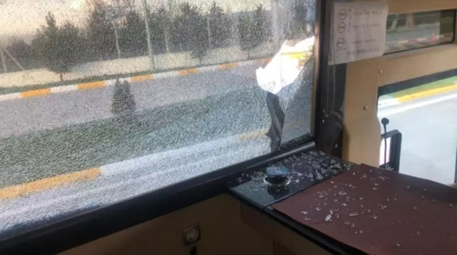 Ekrem İmamoğlu'na Erzurum'da taşlı saldırı! Mitingde olay çıktı: Otobüsün camları kırıldı! - Resim: 2