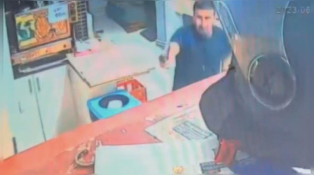 Film sahnesi gibi silahlı kavga! Görüntüler ortaya çıktı: Yumruklaşıp birbirlerine ateş açtılar! - Resim: 2