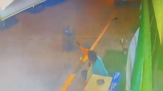 Film sahnesi gibi silahlı kavga! Görüntüler ortaya çıktı: Yumruklaşıp birbirlerine ateş açtılar! - Resim: 3