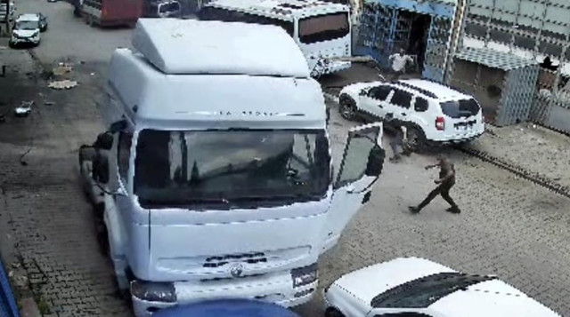 Park halindeyken harekete geçti koca tır dehşet saçtı! 2 kişi ölümden döndü, otomobillere çarparak durabildi... - Resim: 2