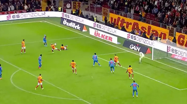 Trio'da Galatasaray-Göztepe maçının pozisyonları tartışıldı: Tartışmasız penaltı, VAR müdahale etmeliydi - Resim: 0