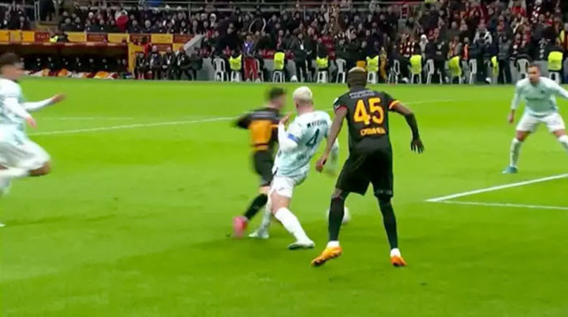 Adana Demirspor'un sahadan çekilmesine neden olan pozisyon penaltı mı? Trio hakem heyeti 'çok net' deyip açıkladı - Resim: 1