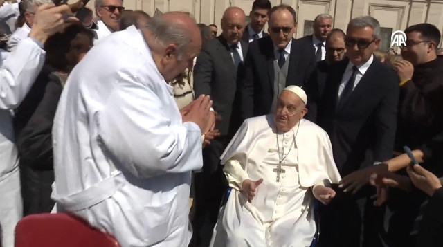 Ölümden dönen Papa'dan aylar sonra ilk görüntü! Halkın karşısına çıktı - Resim: 1