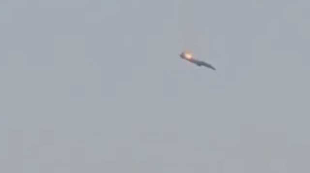 Kuveyt'de bir ABD uçağı düşürüldü! Pilotu aracın bagajına bindirip götürdüler - Resim: 0