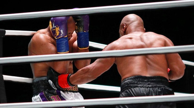 54 yaşındaki Mike Tyson 15 yıl sonra ringlere geri döndü - Resim: 0