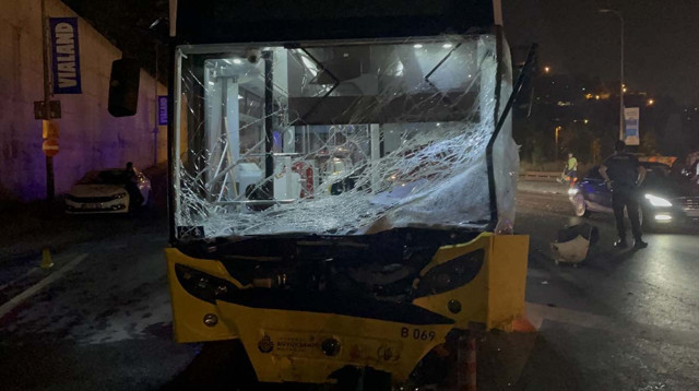 İETT otobüsüne otomobil çarpt: 1 ölü 4 yaralı - Resim: 0