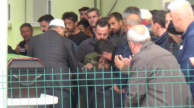 Trabzon'da 7 yaşındaki Miraç'ın ölümü! Acılı baba cenaze namazında fenalaştı - Resim: 0