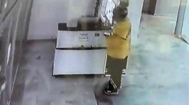 Pes dedirten görüntü: Motokurye SMA'lı bebeğin yardım kumbarasını çaldı - Resim: 0