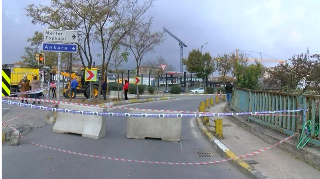 Bakırköy'de istinat duvarı çöktü, E-5 bağlantı yolu trafiğe kapatıldı - Resim: 0