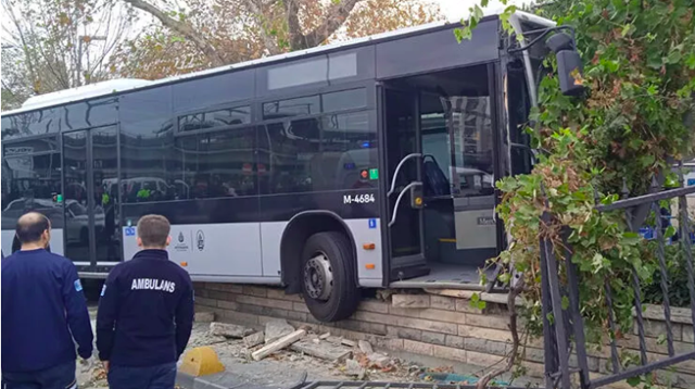 Kontrolden çıkan metrobüs duvara çarptı! Yaralılar var - Resim: 1